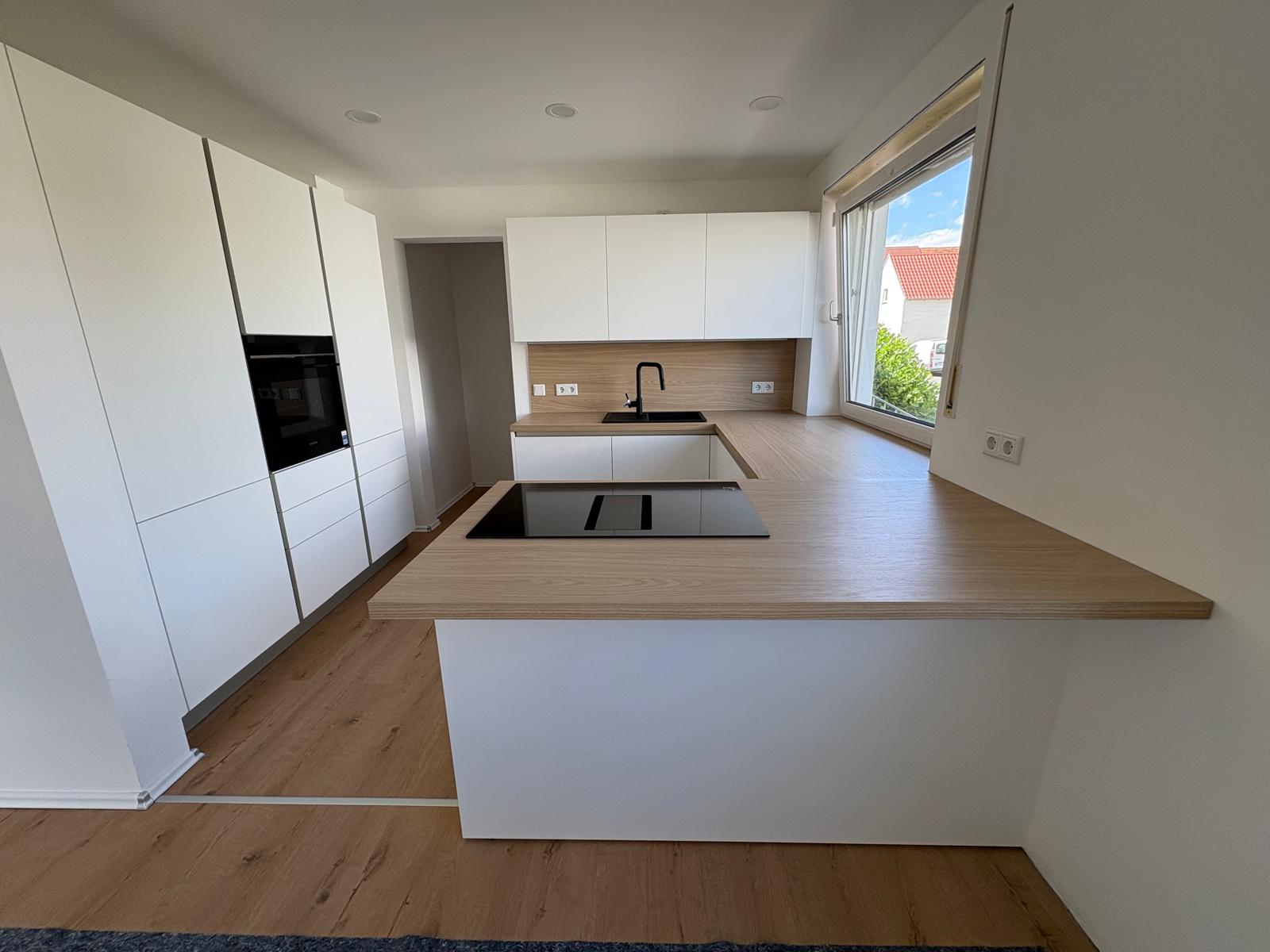 U-Küche mit Theke und Holzoptik – Ansicht 3