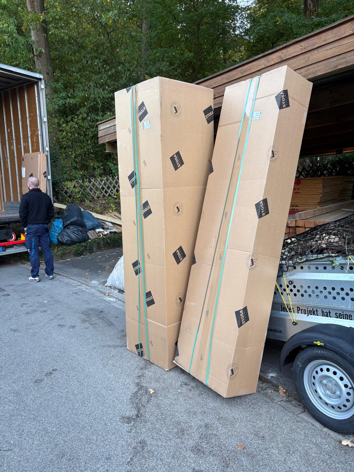 Küche mit Marmorinsel, Holzdekor und Pockettür – Ansicht 2