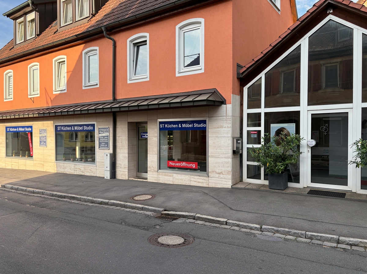 Außenansicht des ST Möbel & Küchenstudios am Denkmalplatz in Langenzenn