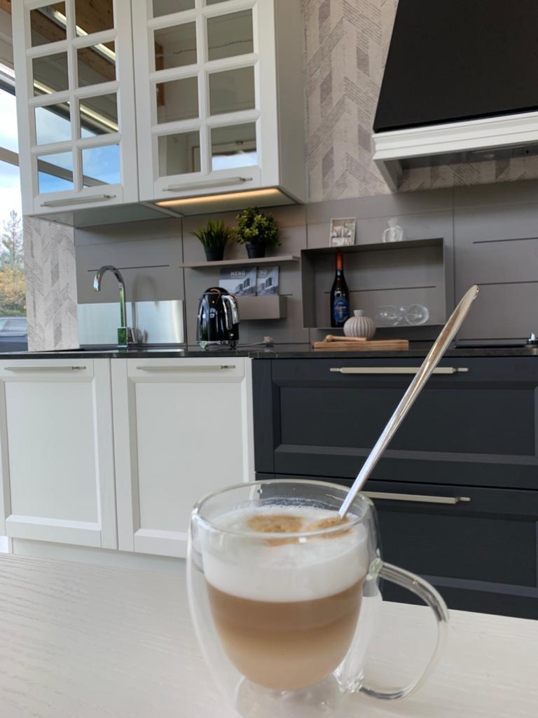 Landhausküche in Weiß und Dunkelblau mit frischem Kaffee