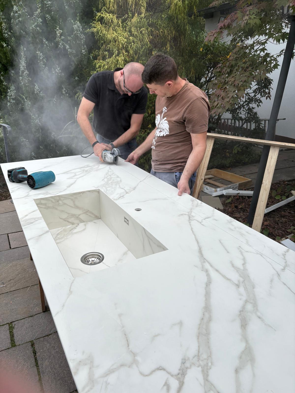 Küche mit Marmorinsel, Holzdekor und Pockettür – Ansicht 5