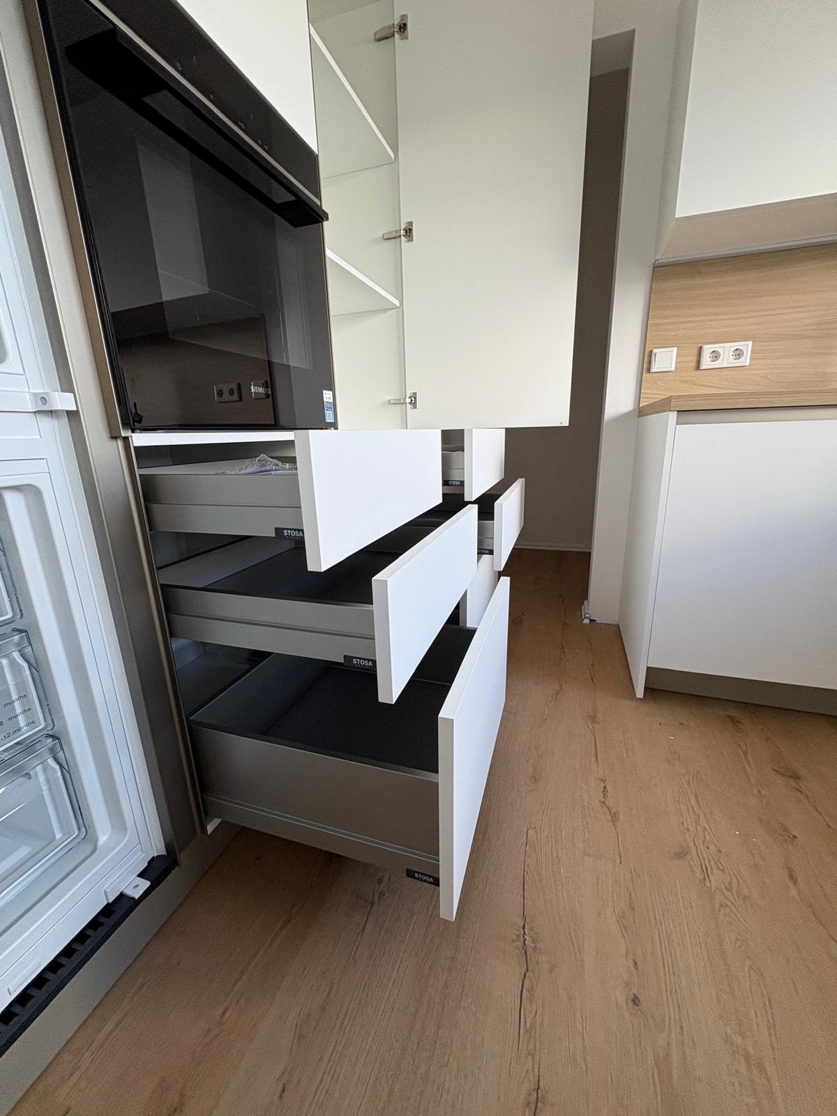 U-Küche mit Theke und Holzoptik – Ansicht 6