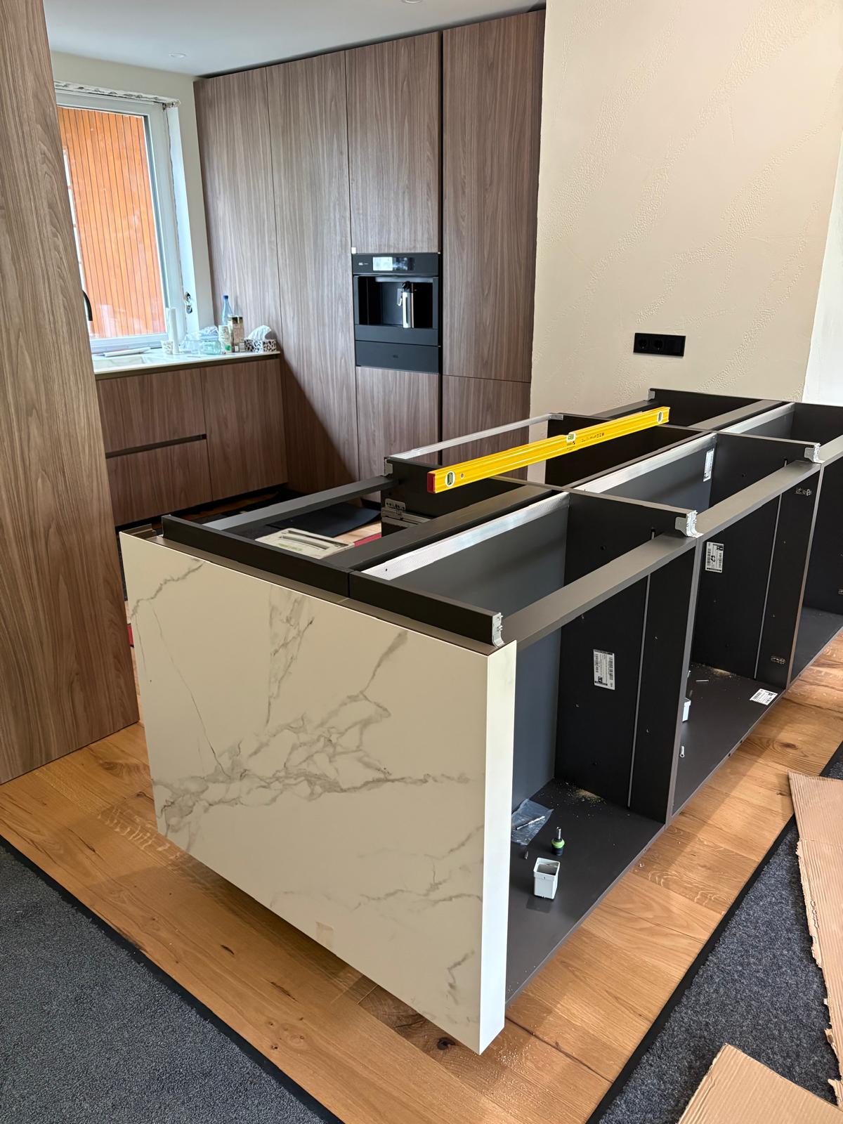 Küche mit Marmorinsel, Holzdekor und Pockettür – Ansicht 4