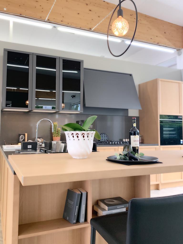 Küchentheke in Naturholz mit Rauchglas-Hängeschränken und Ringpendelleuchte