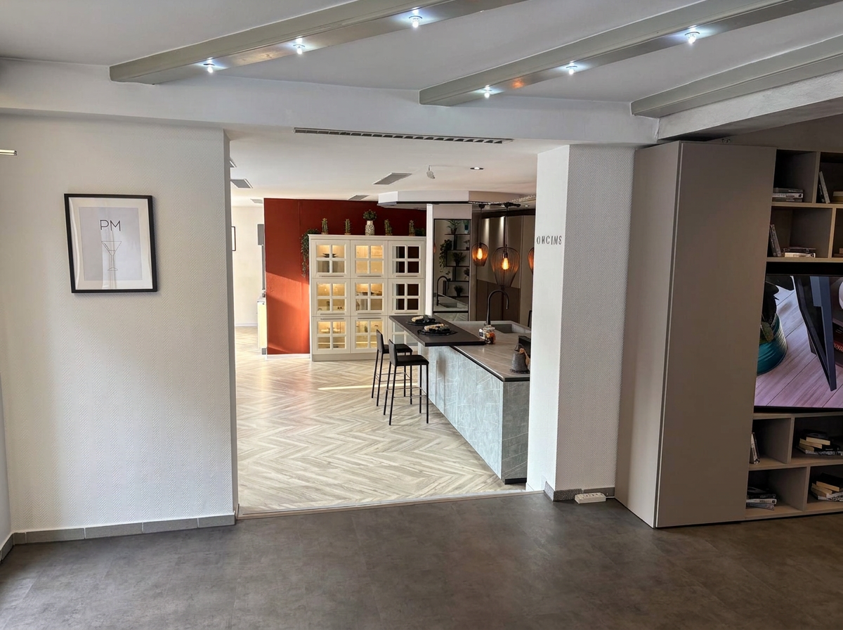 Blick durch die Küchenausstellung am Denkmalplatz