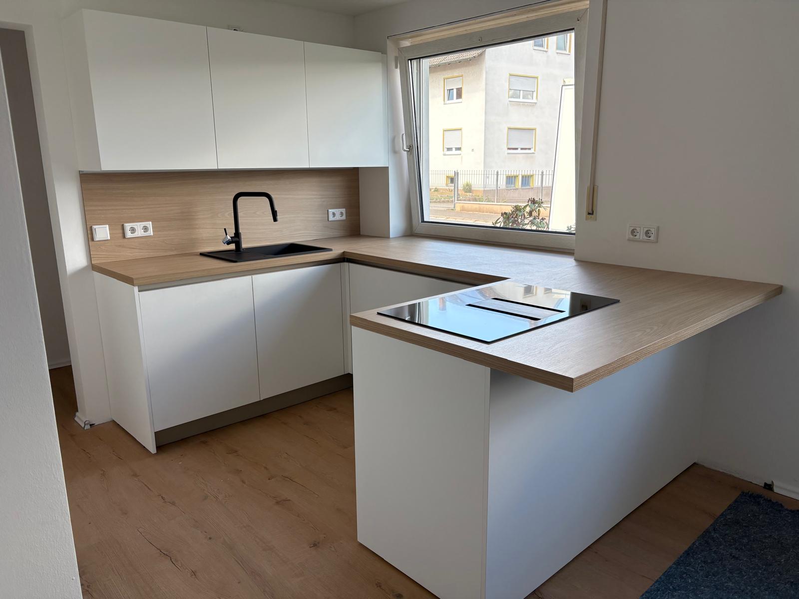 U-Küche mit Theke und Holzoptik – Ansicht 2